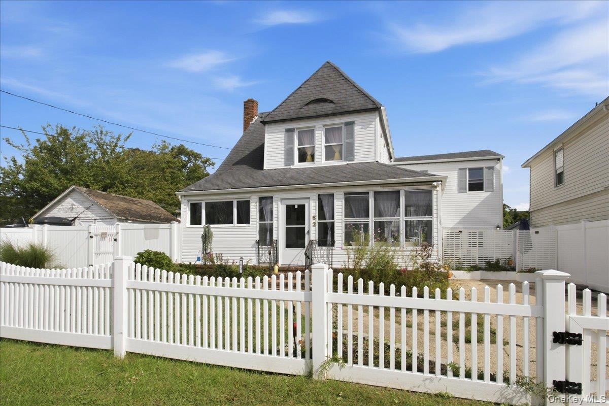 63 E Neck Court, West Babylon NY 11704