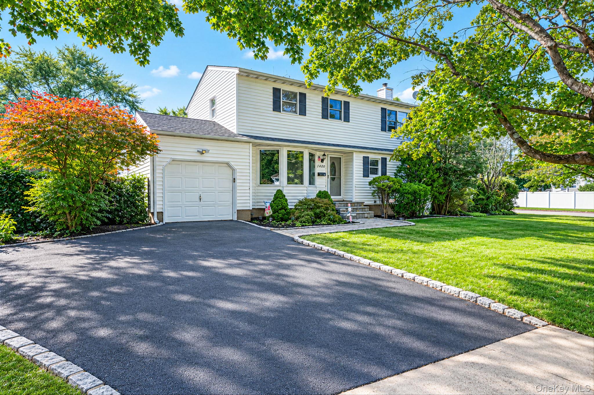 1400 Wave Avenue, Medford NY 11763