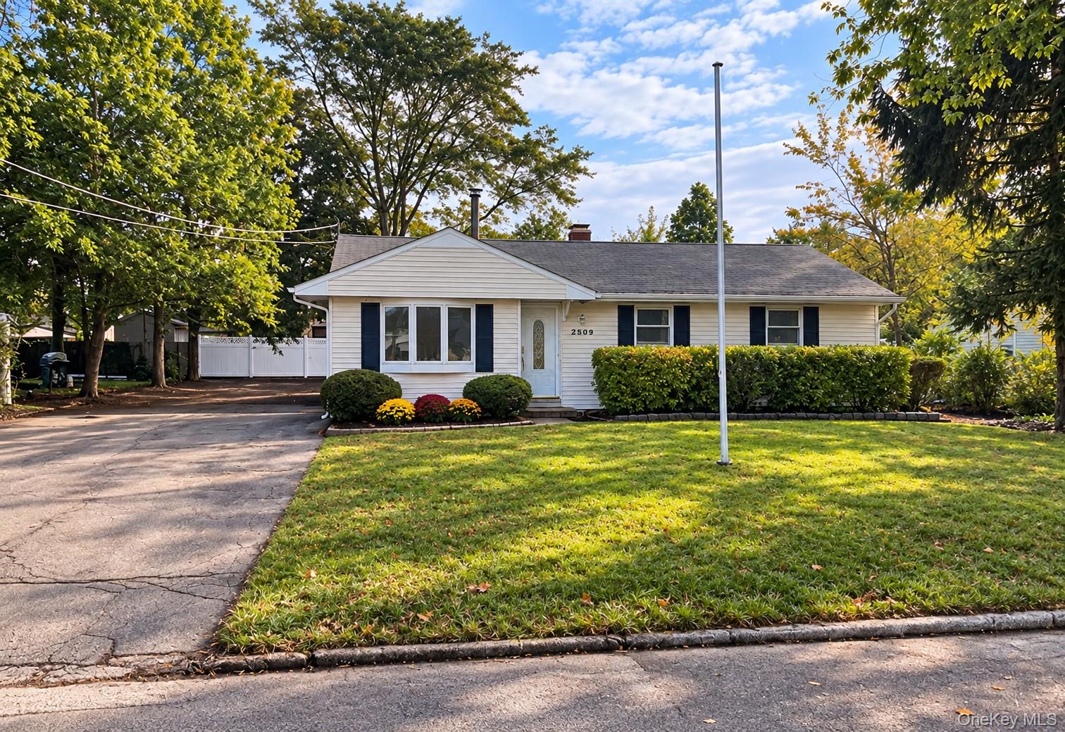 2909 Falcon Ave, Medford NY 11763