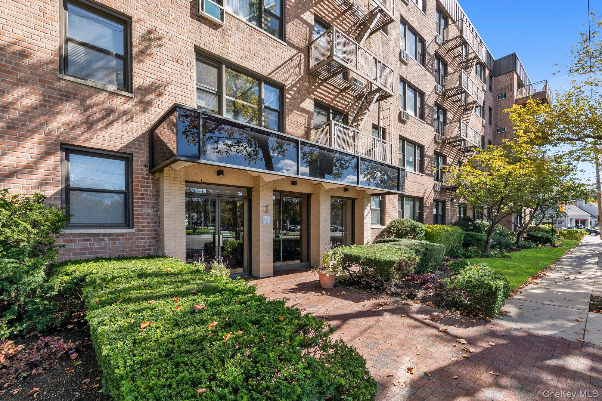1 Birchwood Court Unit 3B, Mineola NY 11501