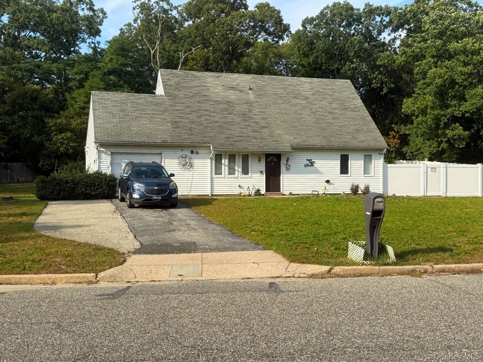 79 Hawkins Path, Coram NY 11727