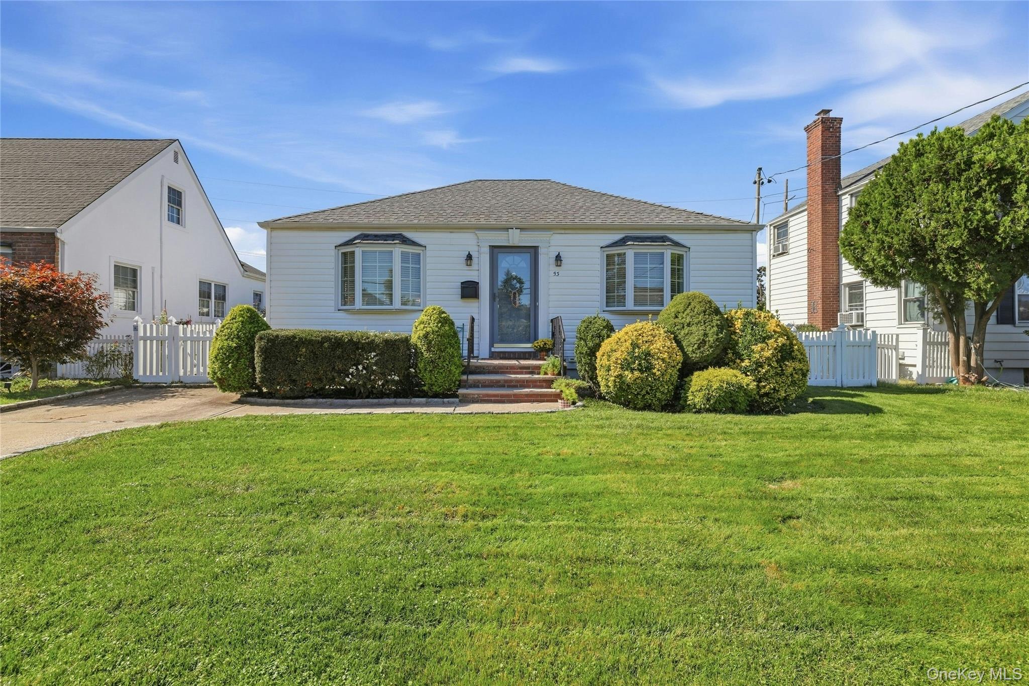 53 Greenway W, New Hyde Park NY 11040