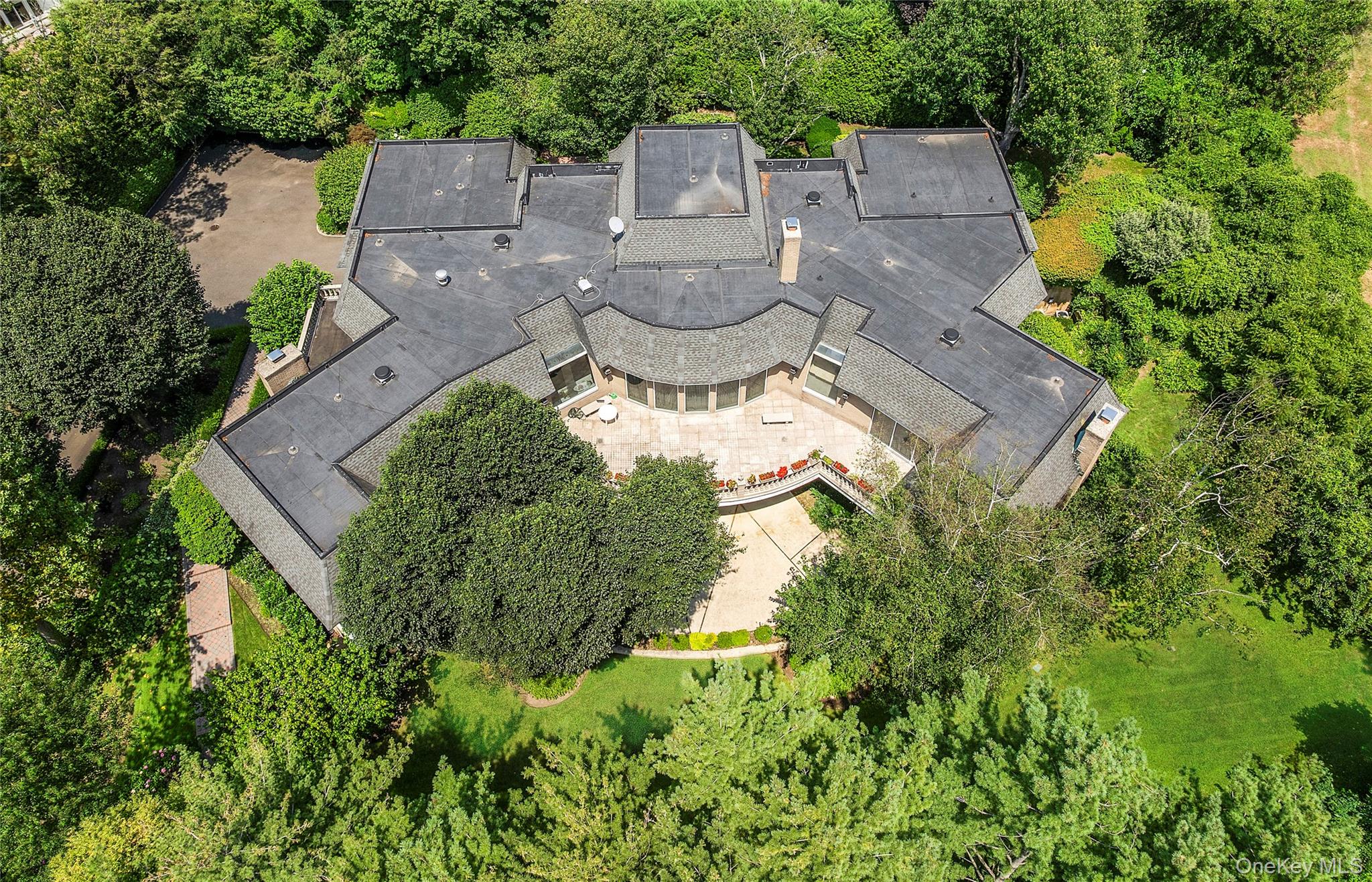 13 Chanticlare Drive, Manhasset NY 11030