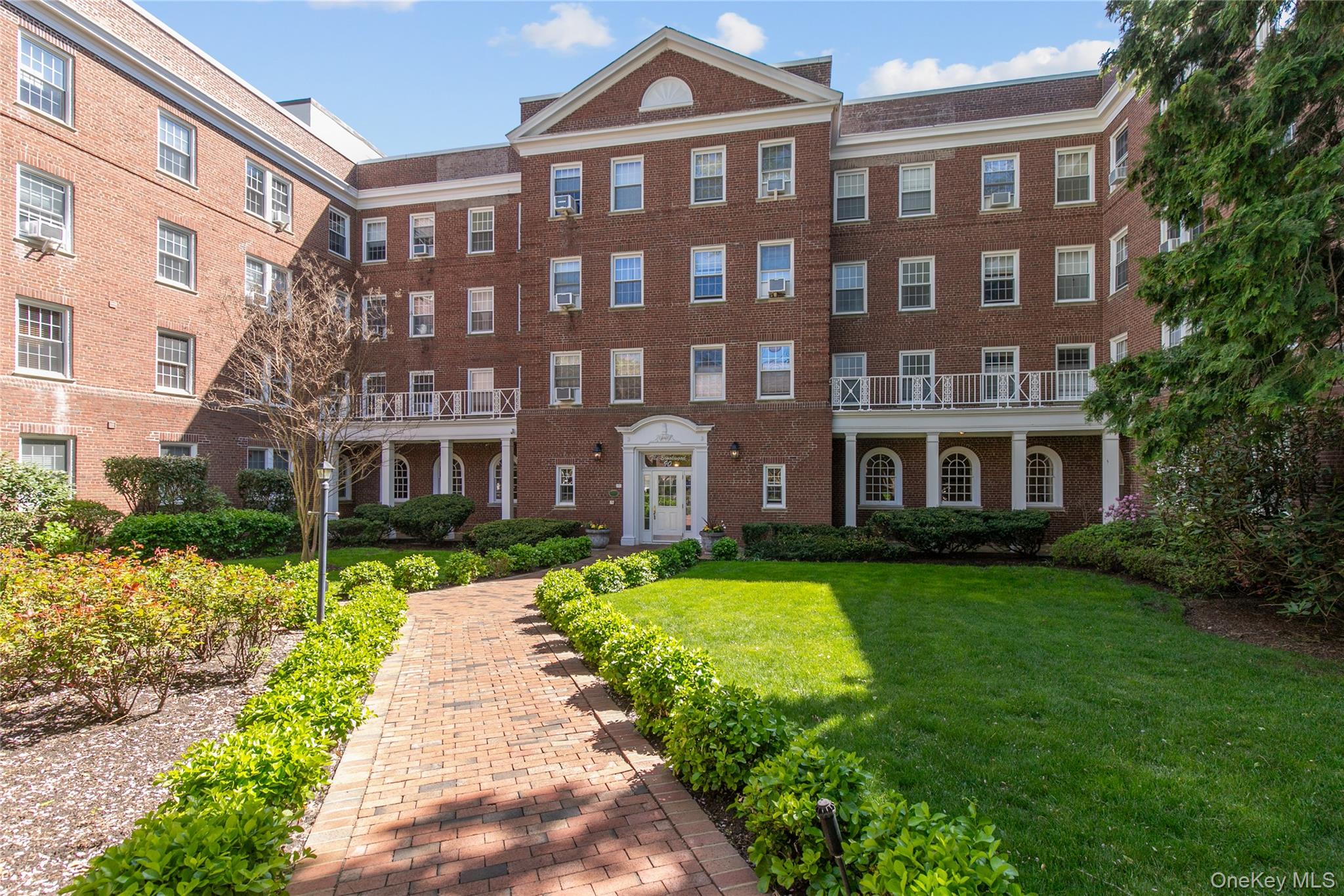 90 Knightsbridge Road Unit 4J, Great Neck NY 11021