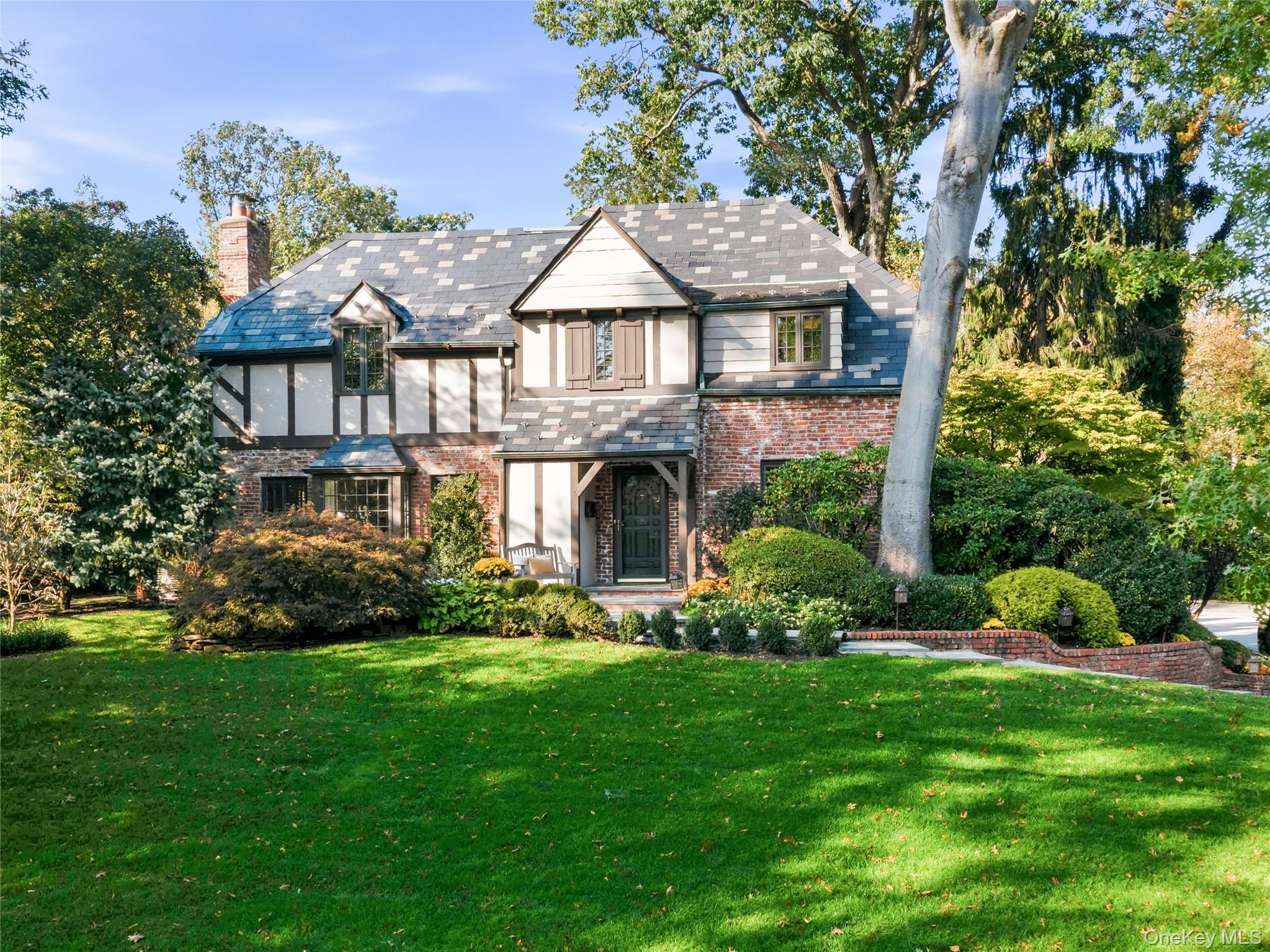 403 Ryder Road, Manhasset NY 11030