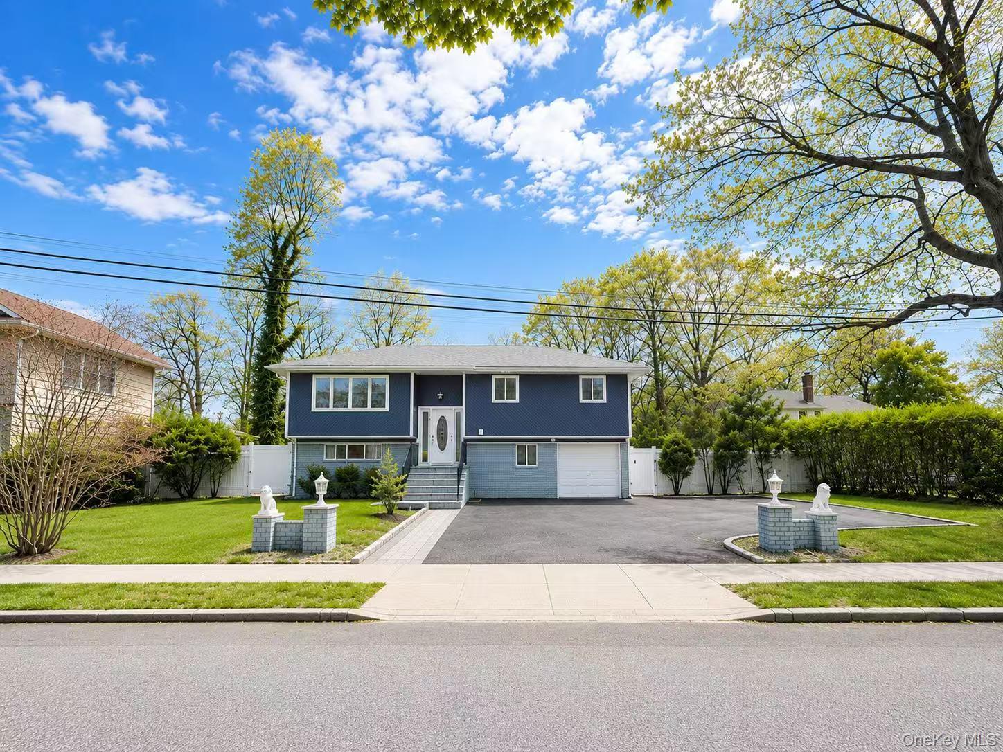 18 Park Drive E, Syosset NY 11791